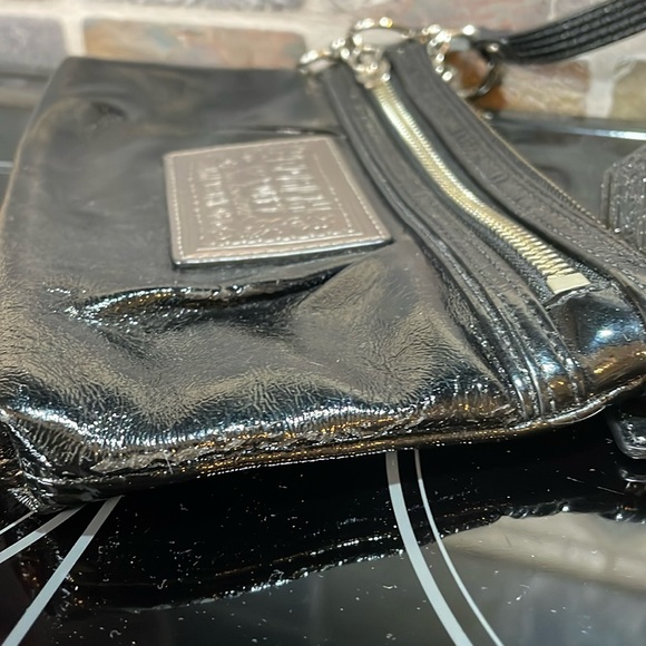 Preloved Coach Poppy Patent Leather wristlet/hand bag cheetah print inside - Picture 5 of 12